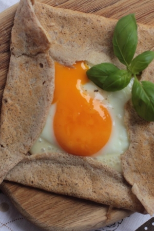 Postne naleśniki razowe z jajkiem i mozzarellą
