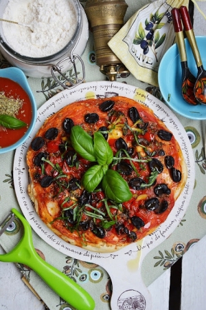 Pizza z papryką i czarnymi oliwkami