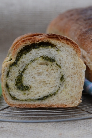 Chleb pszenny z zielonym pesto