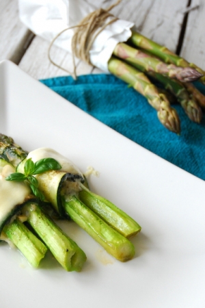 Szparagi zapiekane z serem gorgonzola, cukinią i świeżymi listkami bazylii
