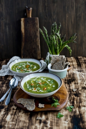 Zupa-krem z zielonych szparagów z domowym chrupkim pieczywem