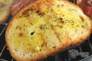 Aromatyczny chlebek z grilla