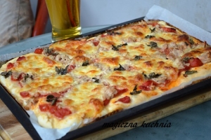 Pizza z tuńczykiem i mozzarellą