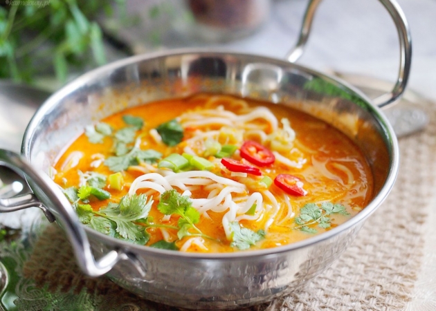 Pikantna zupa tajska z makaronem / Spicy Thai noodle soup
