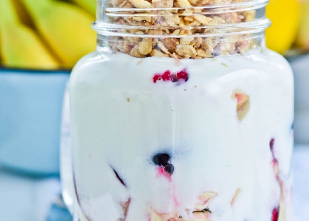 Zdrowe śniadanie: jogurt z owocami