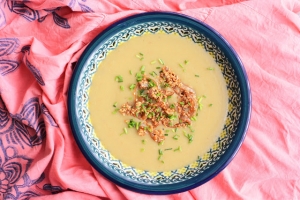Zupa ziemniaczana z pieczonymi bakłażanami i karmelizowaną cebulą w sezamie