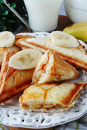 Tosty z masłem orzechowym i bananami