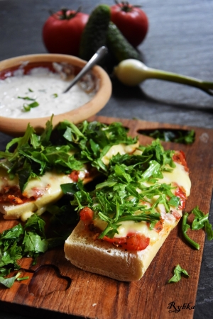 Zapiekanka ze smażonymi pomidorami mozzarellą i ziołami