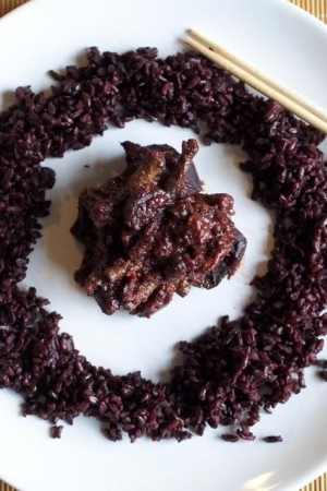 Czarna potrawka z czarnym ryżem
