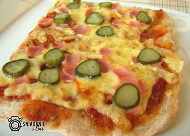 Pizza na spodzie pełnoziarnistym z szynką i ogórkiem konserwowym