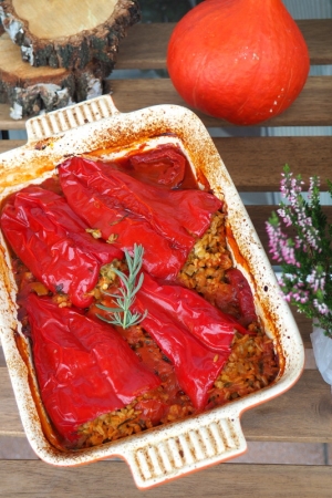 Papryka faszerowana kaszą owsianą,  cukinią i zapieczona w pikantnym sosie pomidorowym
