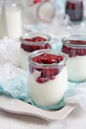 Fantazyjny deser, czyli jogurt naturalny z frużeliną wiśniową
