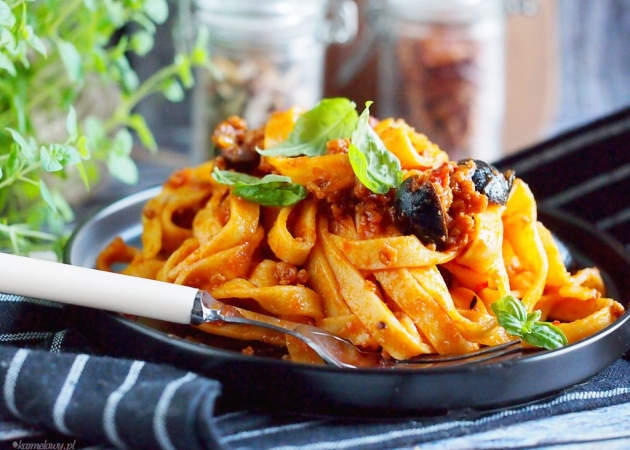 Makaron w pikantnym sosie z wieprzowiną i suszonymi pomidorami / Spicy pork and sun-dried tomato pasta