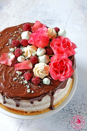 Nagi tort z płynącą czekoladą