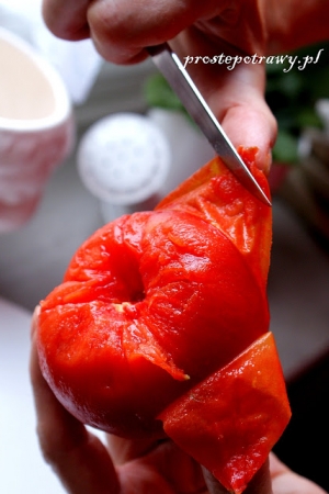 Jak obrać skutecznie pomidora ze skórki