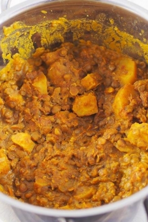 Curry z żółtą marchewką i soczewicą