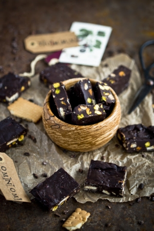 Fudge z ciemnej czekolady z pistacjami i herbatnikami