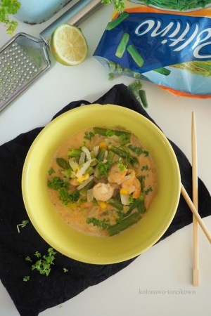 Zupa tajska z krewetkami i fasolą szparagową