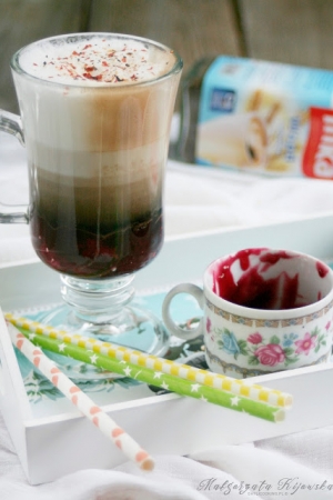 Wiśniowa latte z kawą Inką, z dodatkiem mielonych płatków chilli