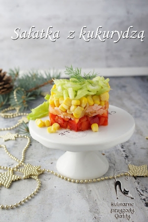 Świąteczna sałatka z kukurydzą i łososiem