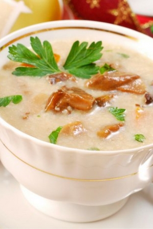 Przepis na tradycyjną wigilijną zupę grzybową