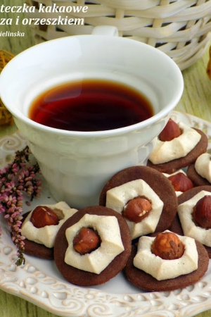 ciasteczka kakaowe z bezą i orzeszkiem