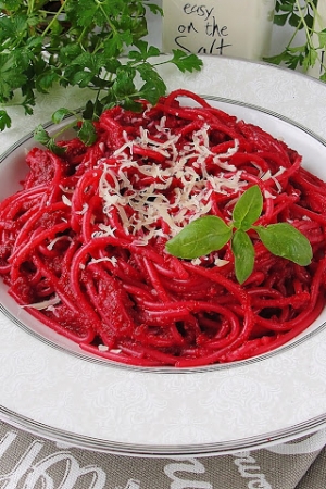 Spaghetti z buraczkowym pesto