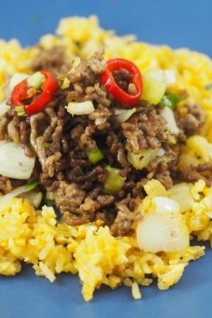 Chrupiące lekko ostre mięso z warzywami i żółtym ryżem
