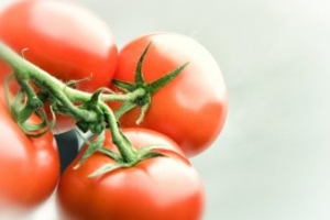 Poradnik – Jak obrać pomidora ze skóry